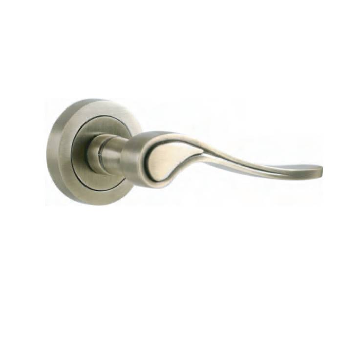 FAIRBOURNE LEVER HANDLE ON ROUND ROSE